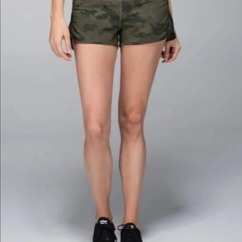 RARE! π Lululemon Camo Speed Shorts Sz. 4 β 2.5β - Picture 3 of 12